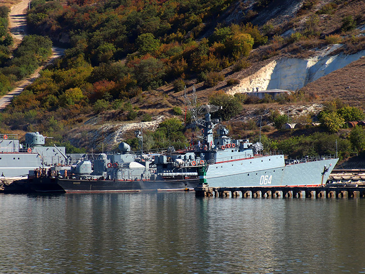 RFS 064 Muromets at the pier while receiving fuel on board