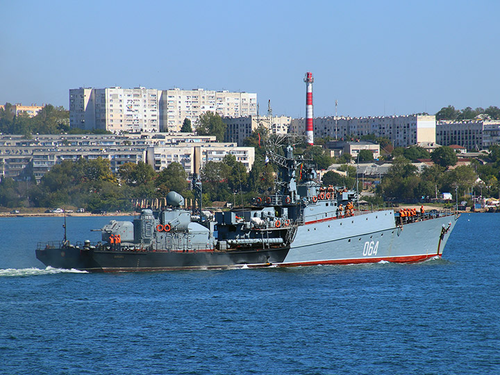 МПК "Муромец" Черноморского флота заходит в Севастопольскую бухту