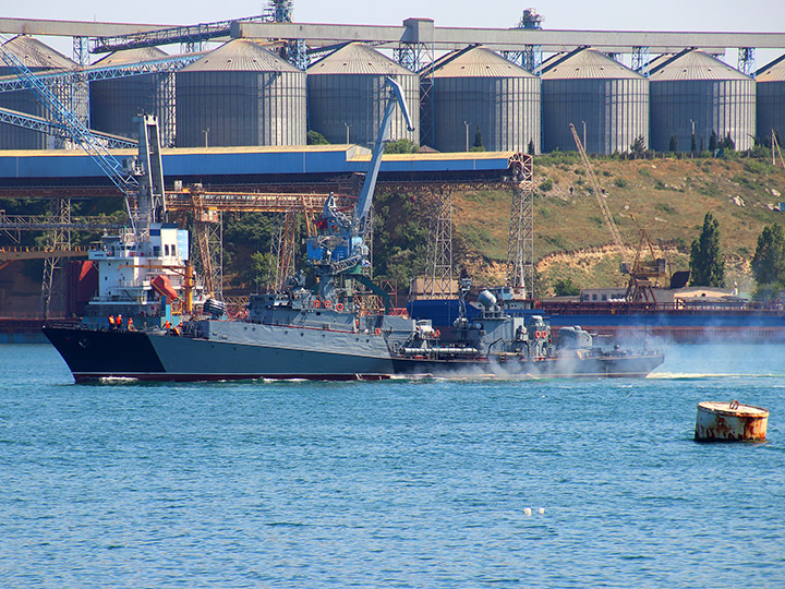 Малый противолодочный корабль "Муромец" ЧФ РФ в "ломающий силуэт" камуфляжной окраске