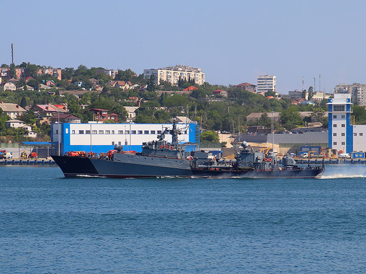 Малый противолодочный корабль "Муромец" Черноморского флота в камуфляжной окраске