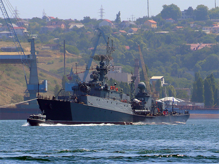 Малый противолодочный корабль "Муромец" Черноморского флота в бухте Севастополя