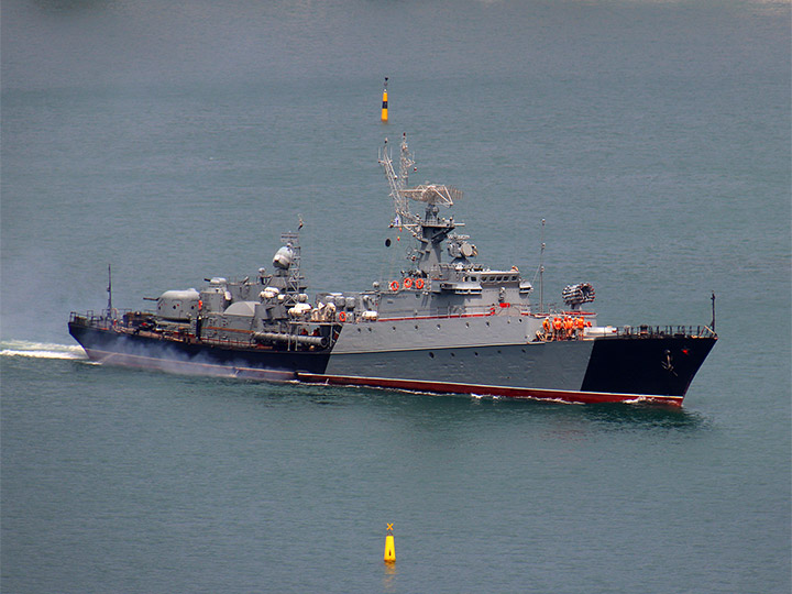 Малый противолодочный корабль "Муромец" ЧФ РФ в камуфляжной окраске на ходу