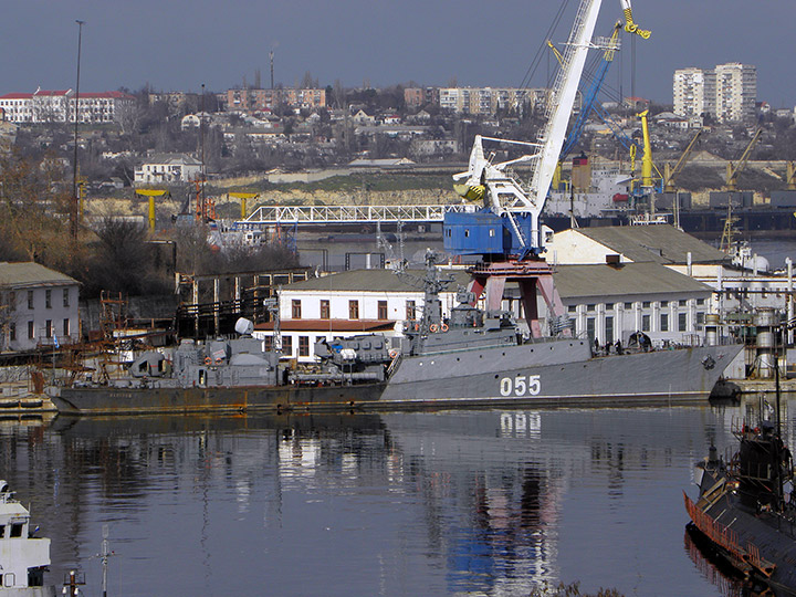 Малый противолодочный корабль "Касимов" на судоремонтном заводе в Севастополе