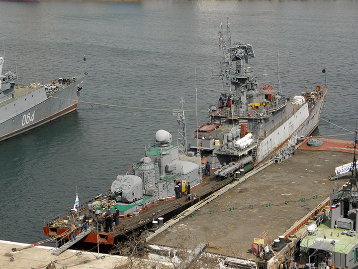 Малый противолодочный корабль "Поворино" в Южной бухте Севастополя