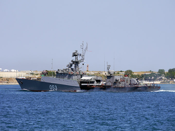МПК "Поворино" проходит по Севастопольской бухте