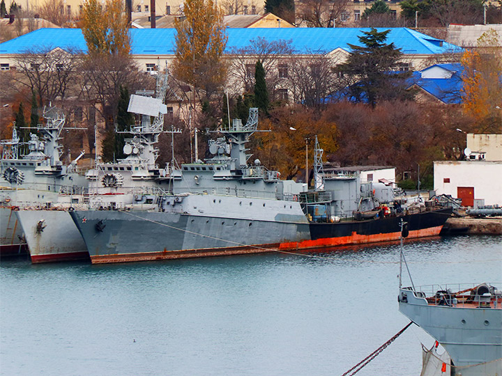 Малый противолодочный корабль "Поворино" на демонтаже вооружения и оборудования