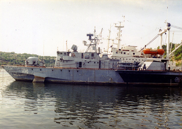 Малый противолодочный корабль МПК-215 в Южной бухте Севастополя