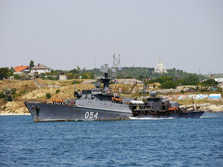 Малый противолодочный корабль "Ейск" на ходу, Севастополь
