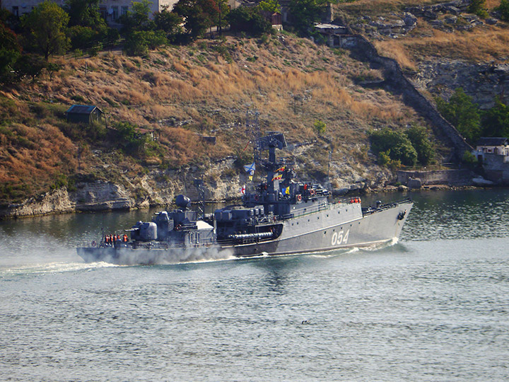 Малый противолодочный корабль "Ейск" следует на бункеровку топливом, Севастополь