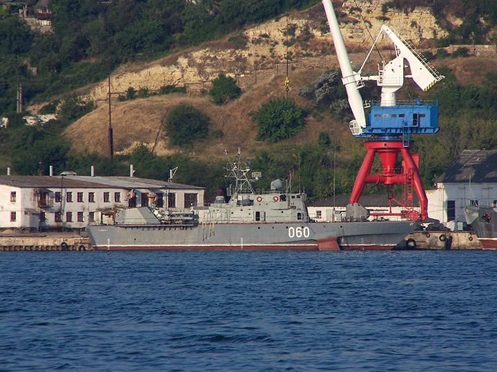 МПК "Владимирец" в плавучем доке ПД-88 в Севастополе