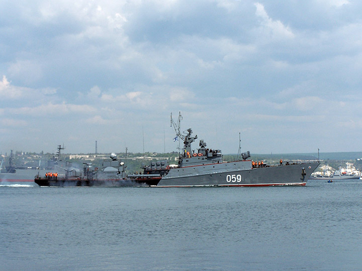 МПК "Александровец" заходит в Южную бухту Севастополя