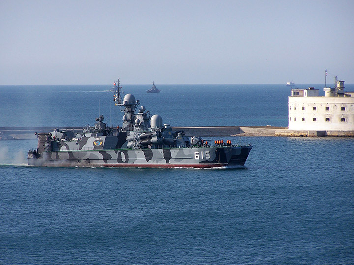 Ракетный корабль на воздушной подушке "Бора" заходит в Севастопольскую бухту