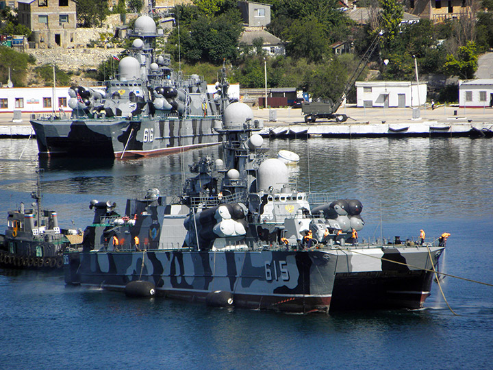 Буксировка РКВП "Бора" в Севастопольской бухте