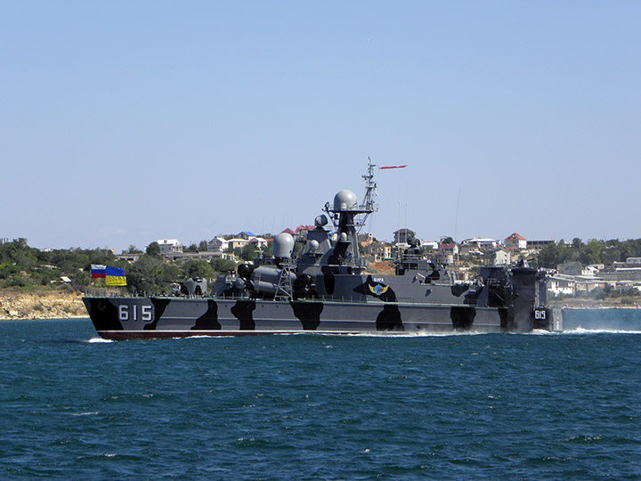 РКВП "Бора" проходит по Севастопольской бухте