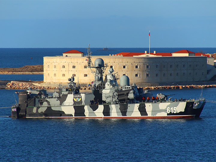 РКВП "Бора" Черноморского флота на фоне Константиновской батареи, Севастополь