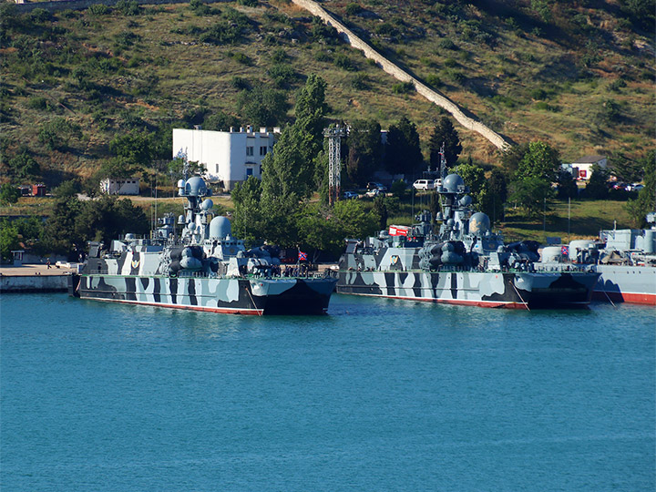 Ракетные корабли на воздушной подушке "Бора" (слева) и "Самум" (справа) у причала в Севастополе