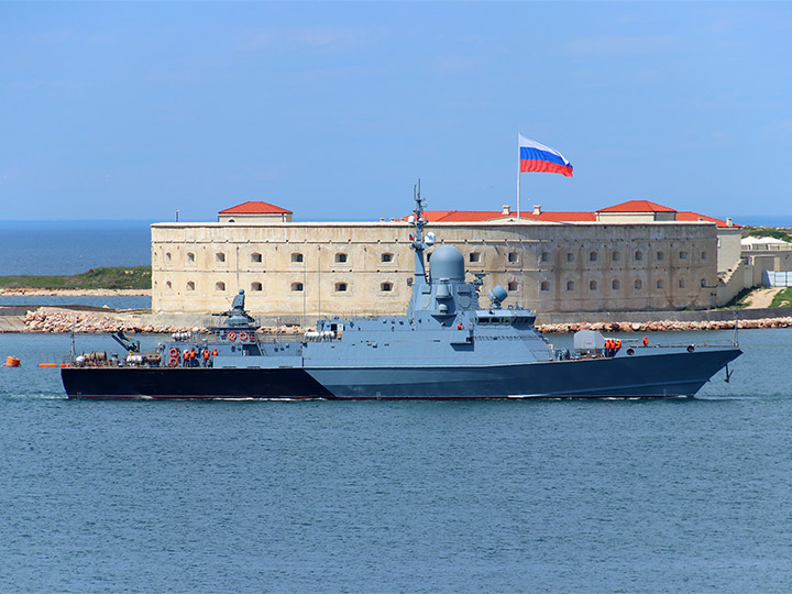 Малый ракетный корабль "Циклон" на фоне Константиновской батареи в Севастополе