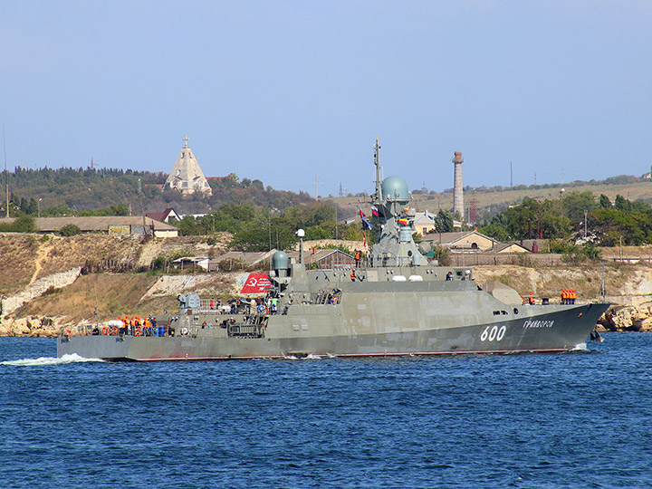 МРК "Грайворон" на ходу в Севастопольской бухте