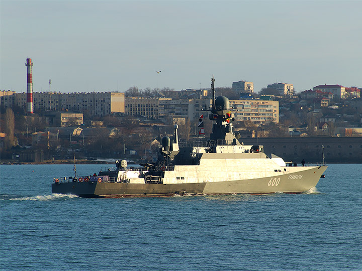 Малый ракетный корабль "Грайворон" заходит в Севастопольскую бухту