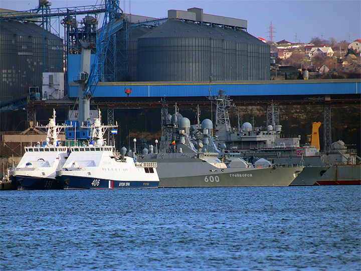 Малый ракетный корабль "Грайворон" у причала в Севастопольской бухте