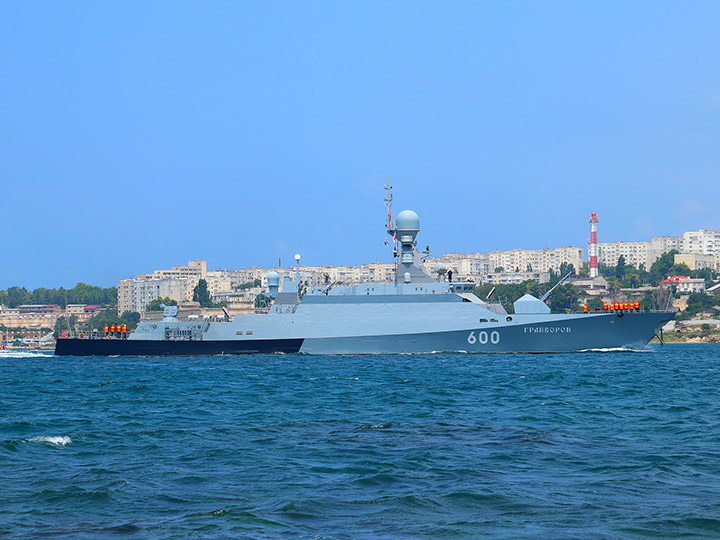 МРК "Грайворон" Черноморского флота в Севастопольской бухте