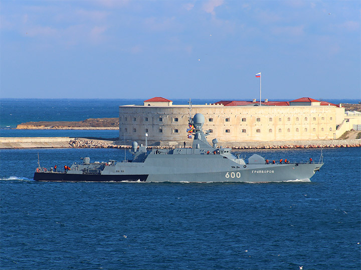 МРК "Грайворон" Черноморского флота на фоне Константиновской батареи в Севастополе