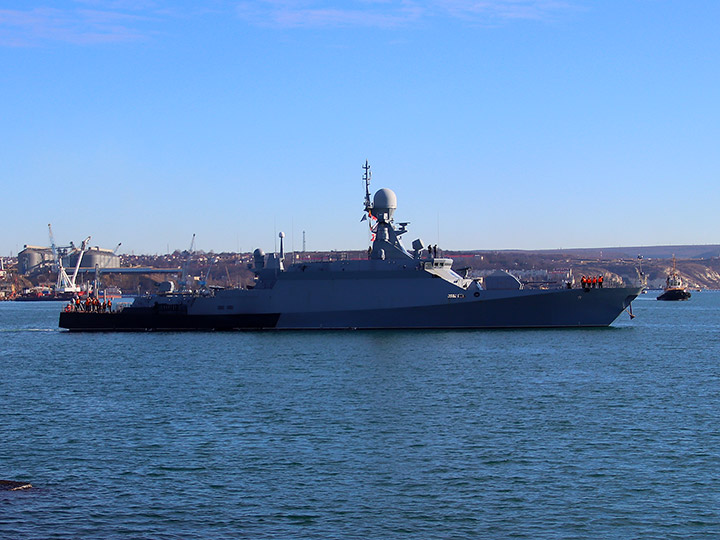 Малый ракетный корабль "Грайворон" ЧФ РФ в Севастопольской бухте