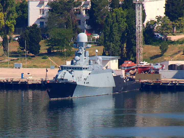 Малый ракетный корабль "Грайворон" ЧФ РФ в камуфляжной окраске