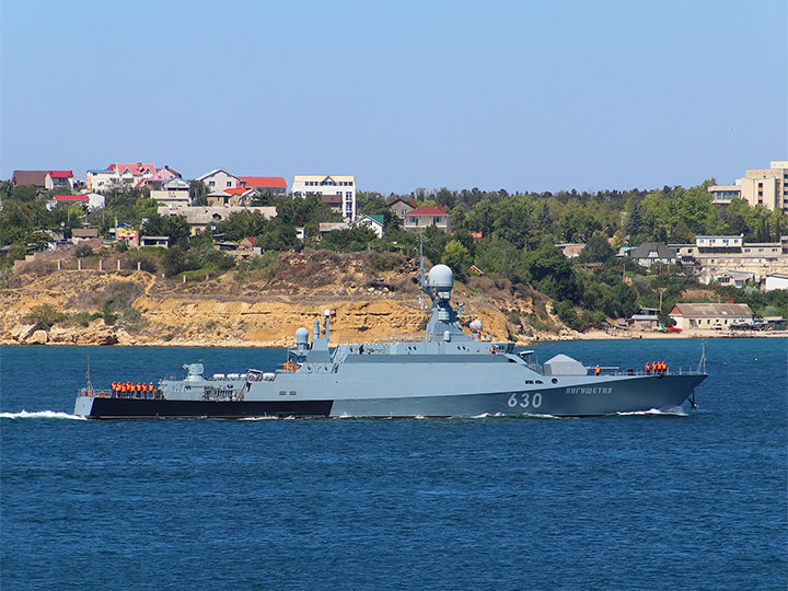 Малый ракетный корабль "Ингушетия" в Севастопольской бухте