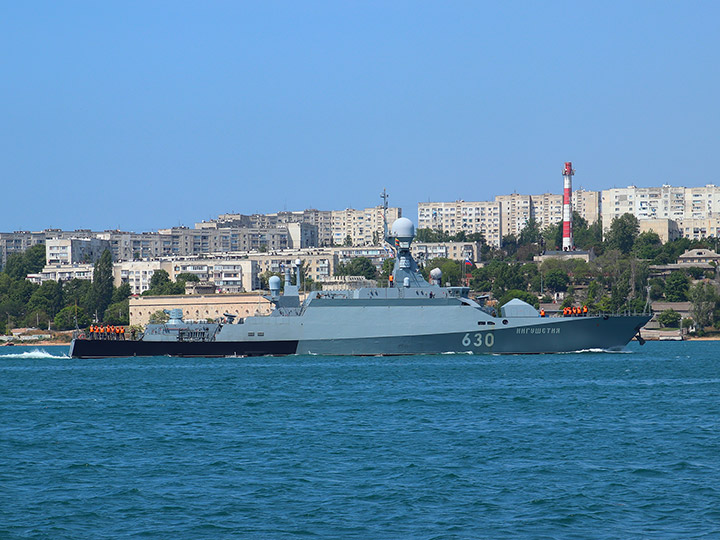 Малый ракетный корабль "Ингушетия" на фоне Северной стороны Севастополя