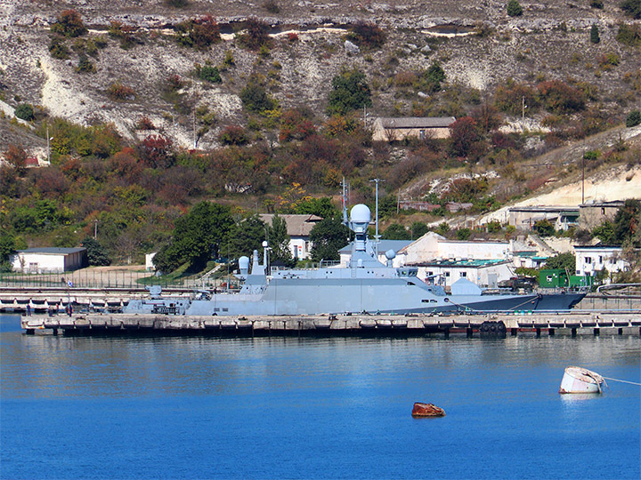 МРК "Ингушетия" Черноморского флота на бункеровке в Севастополе