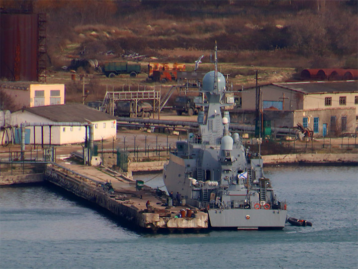 Малый ракетный корабль "Ингушетия" Черноморского флота на бункеровке