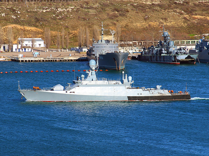 Малый ракетный корабль "Ингушетия" Черноморского флота на ходу в Севастопольской бухте
