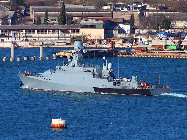 Малый ракетный корабль "Ингушетия" Черноморского флота проходит по Севастопольской бухте