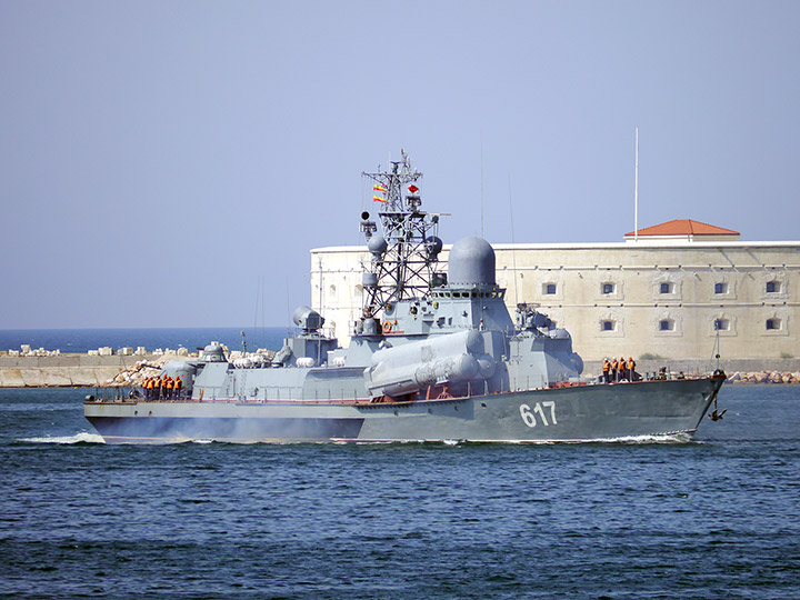 Малый ракетный корабль "Мираж" заходит в Севастопольскую бухту