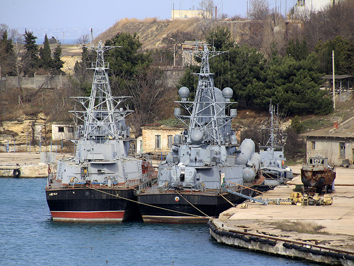 Малый ракетный корабль "Мираж" (справа) на отстое в Карантинной бухте Севастополя