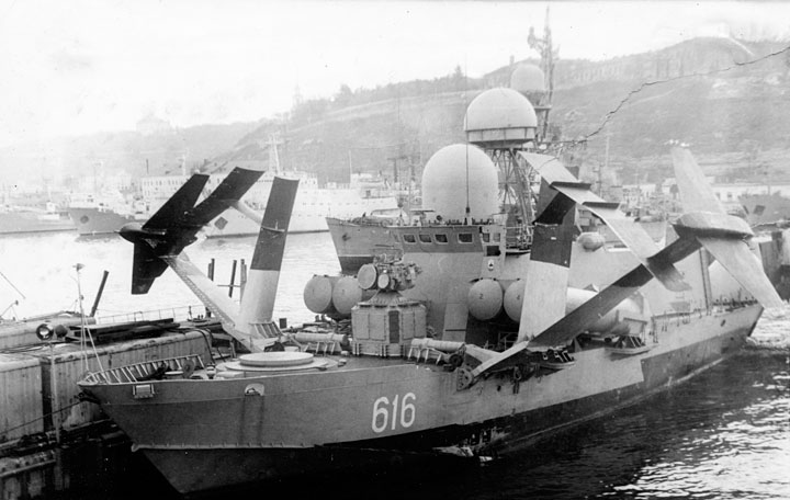 Малый ракетный корабль на подводных крыльях "МРК-5" в Южной бухте 