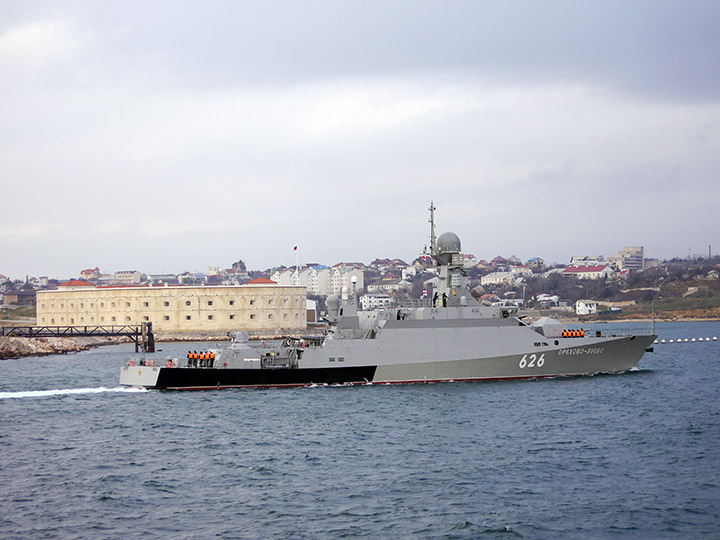 Малый ракетный корабль "Орехово-Зуево" заходит в Севастопольскую бухту