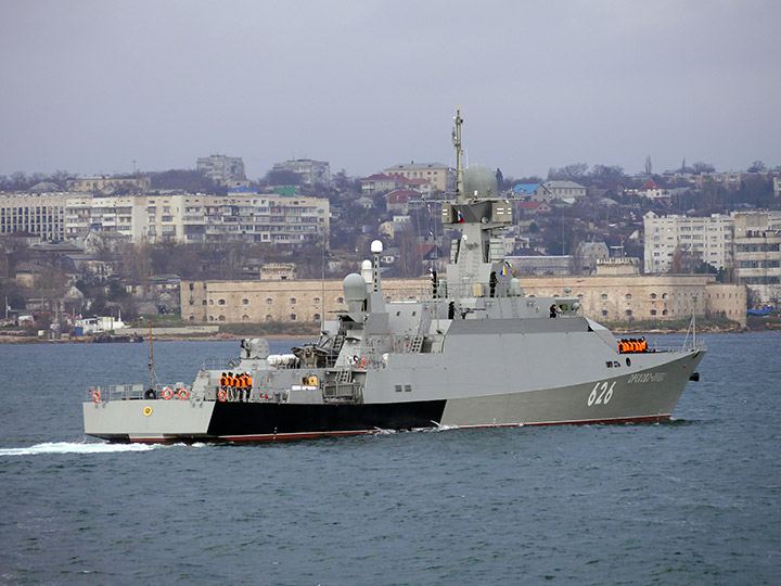 Малый ракетный корабль "Орехово-Зуево" проходит по Севастопольской бухте
