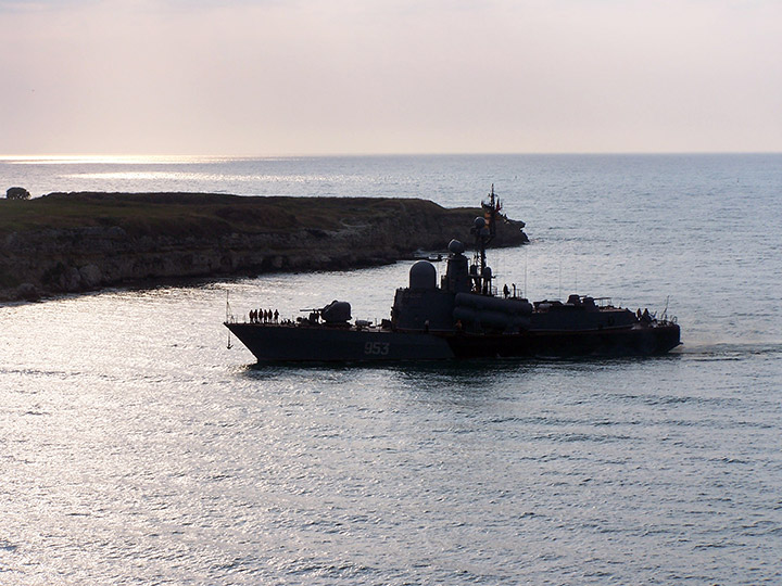 Ракетный катер "Р-239" Черноморского Флота заходит в бухту