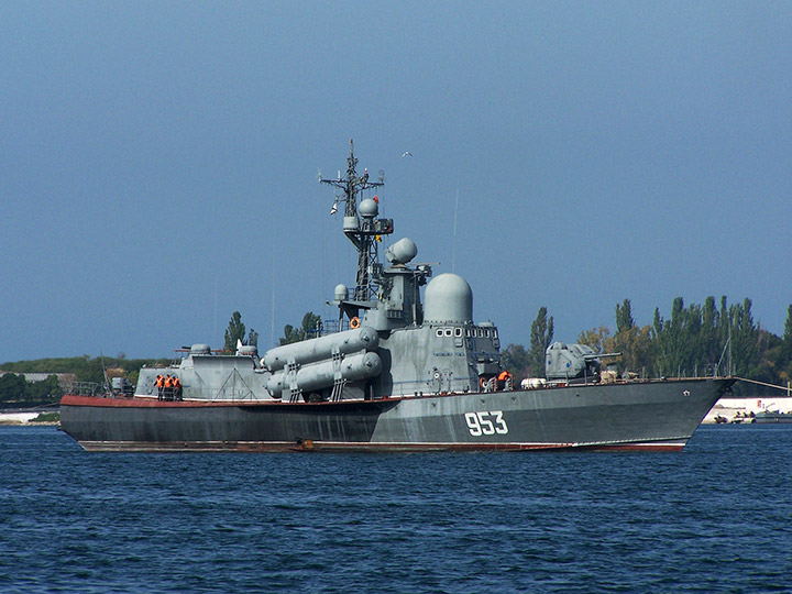 Ракетный катер "Р-239" ЧФ РФ в Севастопольской бухте