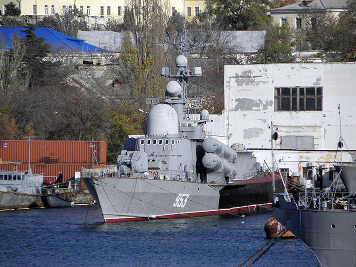 Ракетный катер "Р-239" Черноморского флота на судоремонтном заводе