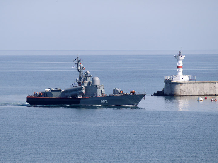 Ракетный катер "Р-239" заходит в Севастопольскую бухту