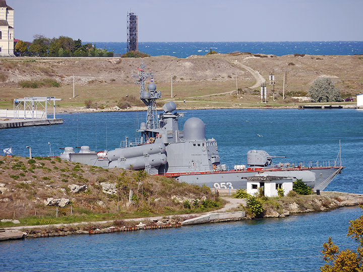 Ракетный катер "Р-239" в Карантинной бухте Севастополя