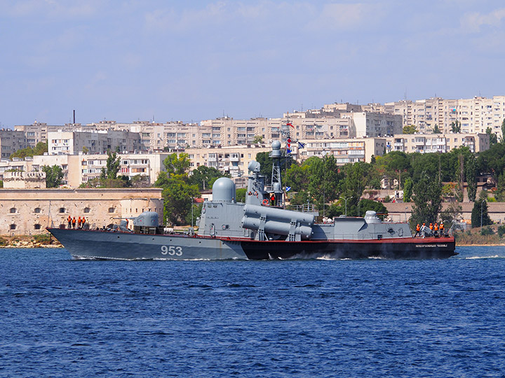 Ракетный катер "Набережные Челны" в Севастопольской бухте