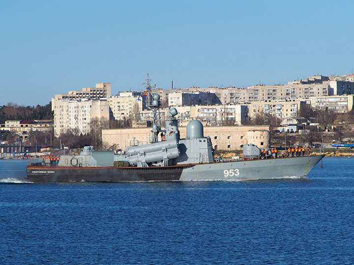 Ракетный катер "Набережные Челны" на фоне Северной стороны Севастополя