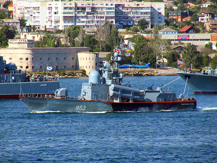 Ракетный катер "Набережные Челны" на ходу в Севастопольской бухте