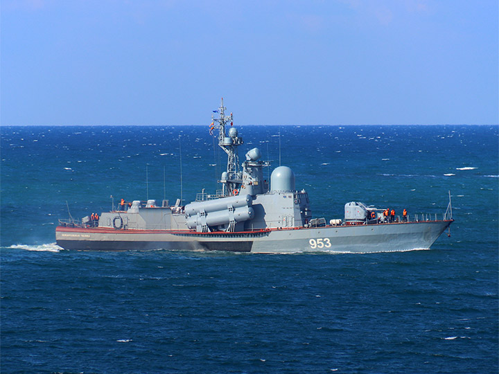 Ракетный катер "Набережные Челны" Черноморского флота в море