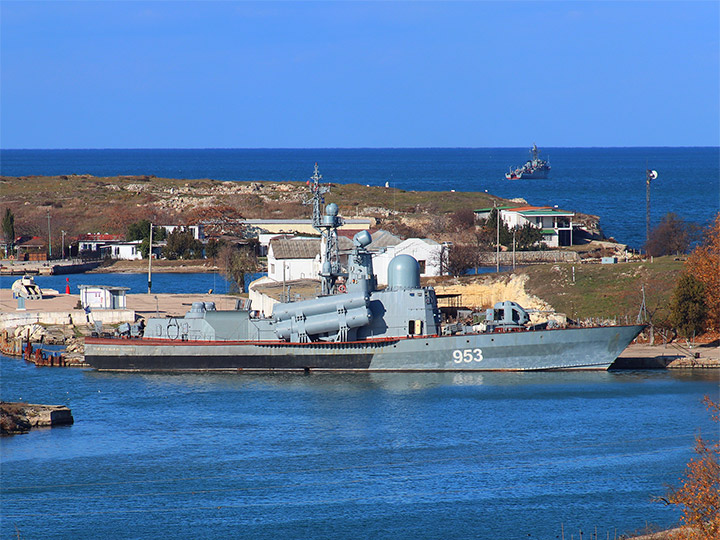 Ракетный катер "Набережные Челны" у причала Карантинной бухты в Севастополе