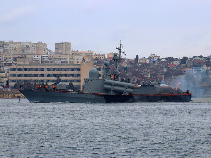 Ракетный катер "Набережные Челны" Черноморского флота на фоне Северной стороны Севастополя